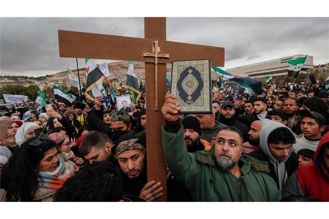 Koran und Kreuz - Demonstration für die Einheit der Minderheiten und den Sturz der Regierung von Assad in Damaskus