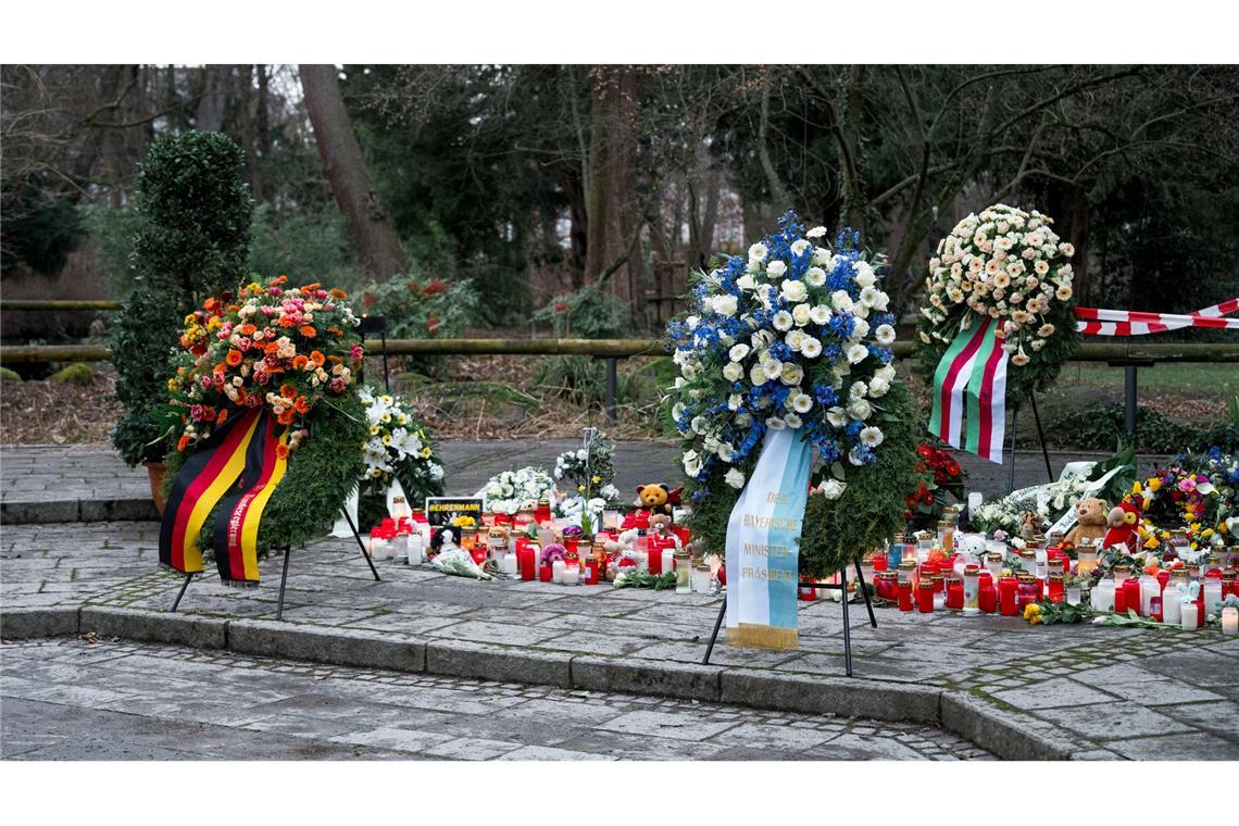 Kränze für die Opfer der Messerattacke.