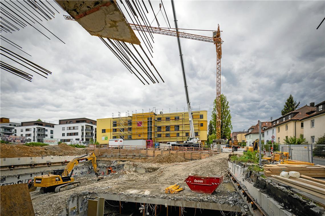 Kran und Gerüst sind aufgebaut, die Arbeiten können starten. Die Hospizstiftung investiert in den Ausbau des Hospizes an der Bonhoefferstraße zwei Millionen Euro. Gleichzeitig hat sie während der Arbeiten wochenlang keine oder nur reduzierte Einnahmen. Foto: Alexander Becher