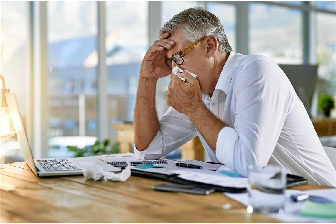 Krank am Arbeitsplatz zu erscheinen ist für alle Beteiligten ein Risiko. Symbolfoto: Adobe Stock/peopleimages.com