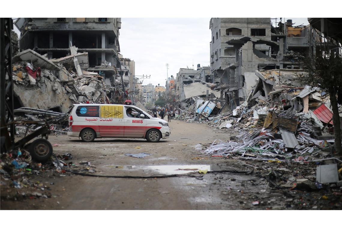 Krankenwagen in der Trümmerwüste von Beit Lahia im Norden des Gazastreifens. (Archivbild)