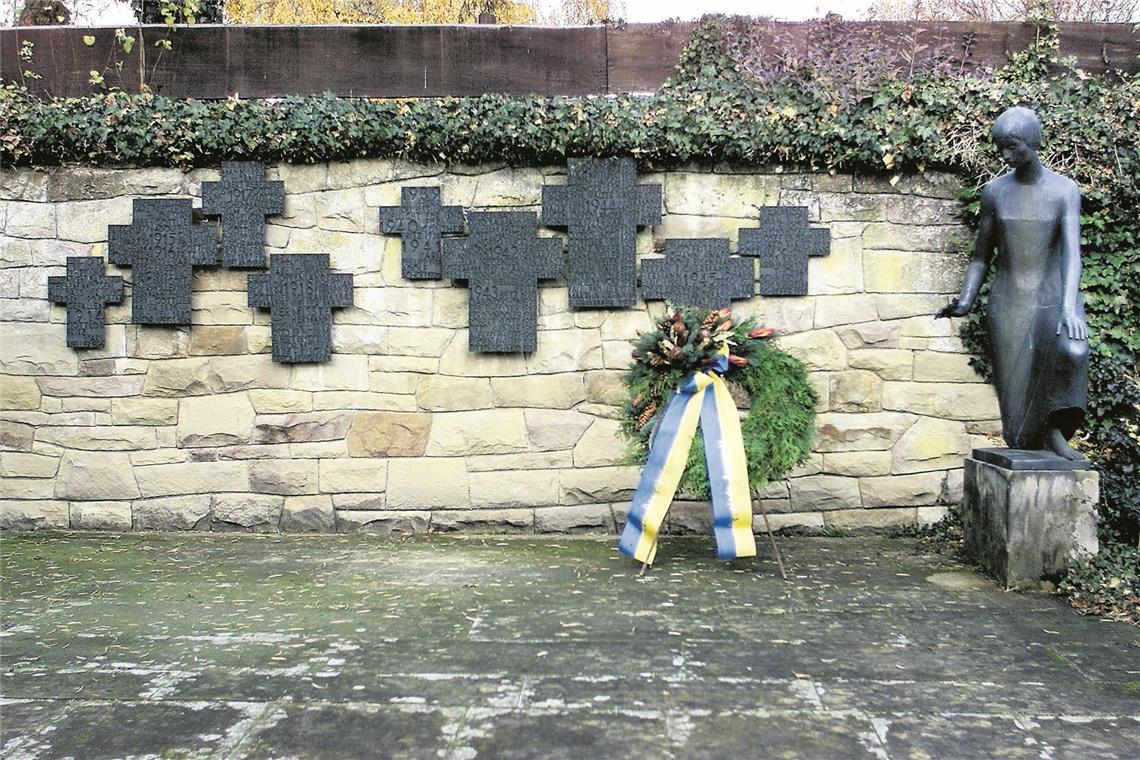 Kranzniederlegungen und Gedenkfeiern gehören zur institutionalisierten Form der Trauer um Verstorbene. Kriegskinder und Kriegsenkel wählen oft den Weg des Schweigens, wenn es um die individuelle Trauer um ihre Vorfahren geht. Im Erzählcafé sollen die Teilnehmer Empathie erfahren. Foto: Archiv