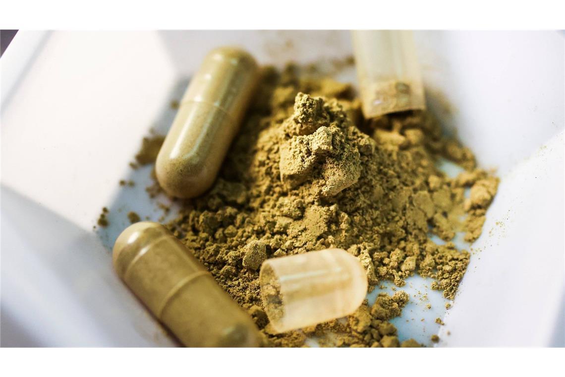 Kratom wird häufig in Pulver- oder  Kapselform angeboten. (Archivbild)