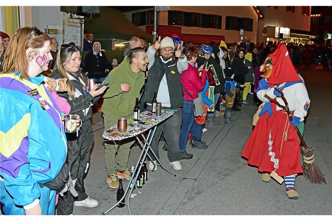 Kreative Besucher am Straßenrand. Da wird das Bügelbrett zur Theke umfunktionier...