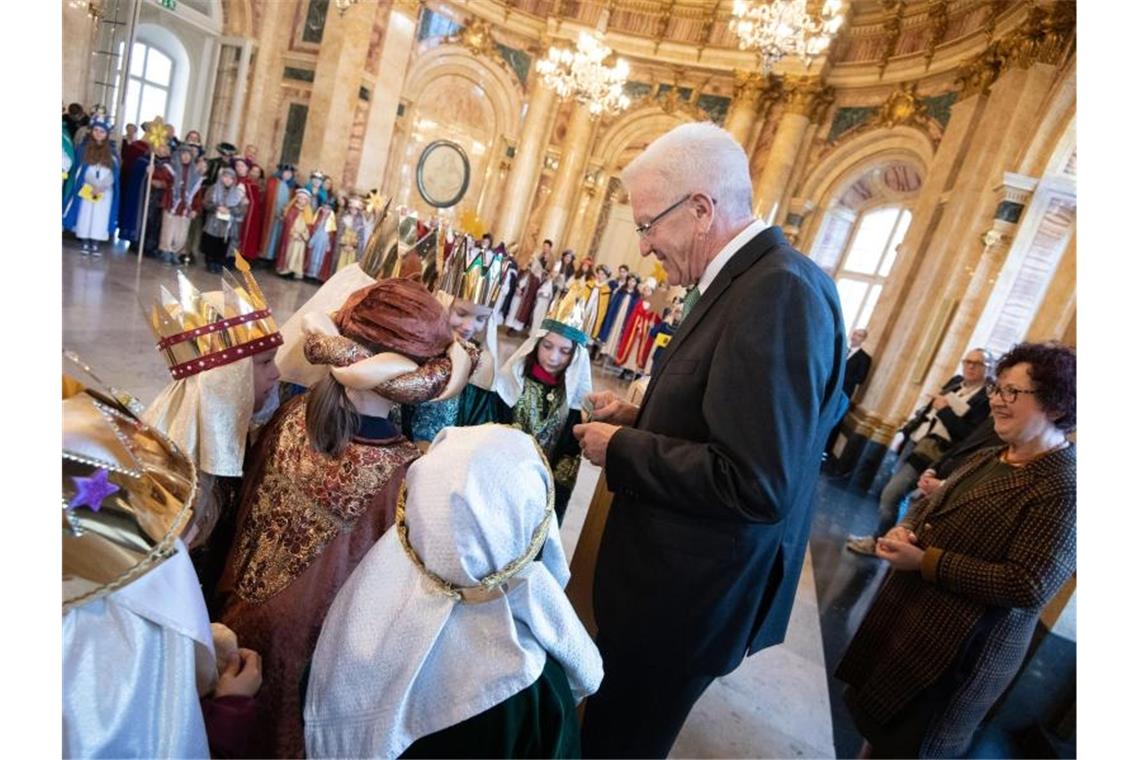 Kretschmann empfängt zehn Sternsinger-Gruppen Kretschmann (Bündnis 90/Die Grünen) empfängt Sternsinger. Foto: Marijan Murat/dpa/Archivbild