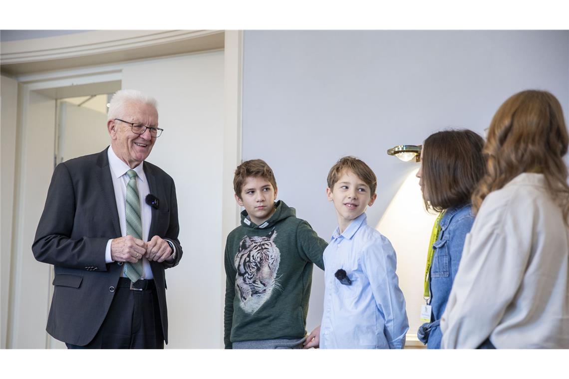 Kretschmann erscheint gut gelaunt und will erst einmal wissen, warum die Vier Kinderreporter geworden sind.