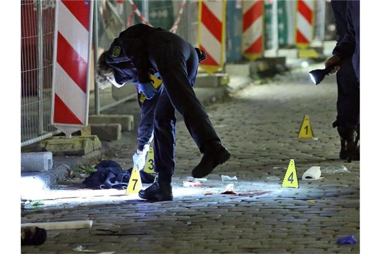 Kriminaltechniker und die Tatortgruppe des LKA Sachsen untersuchen Anfang Oktober den Tatort. Foto: Roland Halkasch/dpa-Zentralbild/dpa