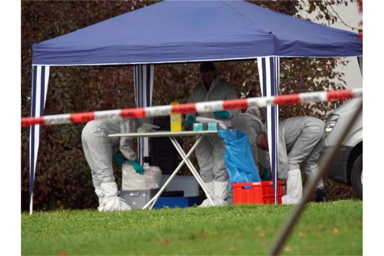 Kriminaltechniker untersuchen Gegenstände am Fundort einer unbekannten männlichen Leiche. Foto: Woelfl/Sdmg/dpa