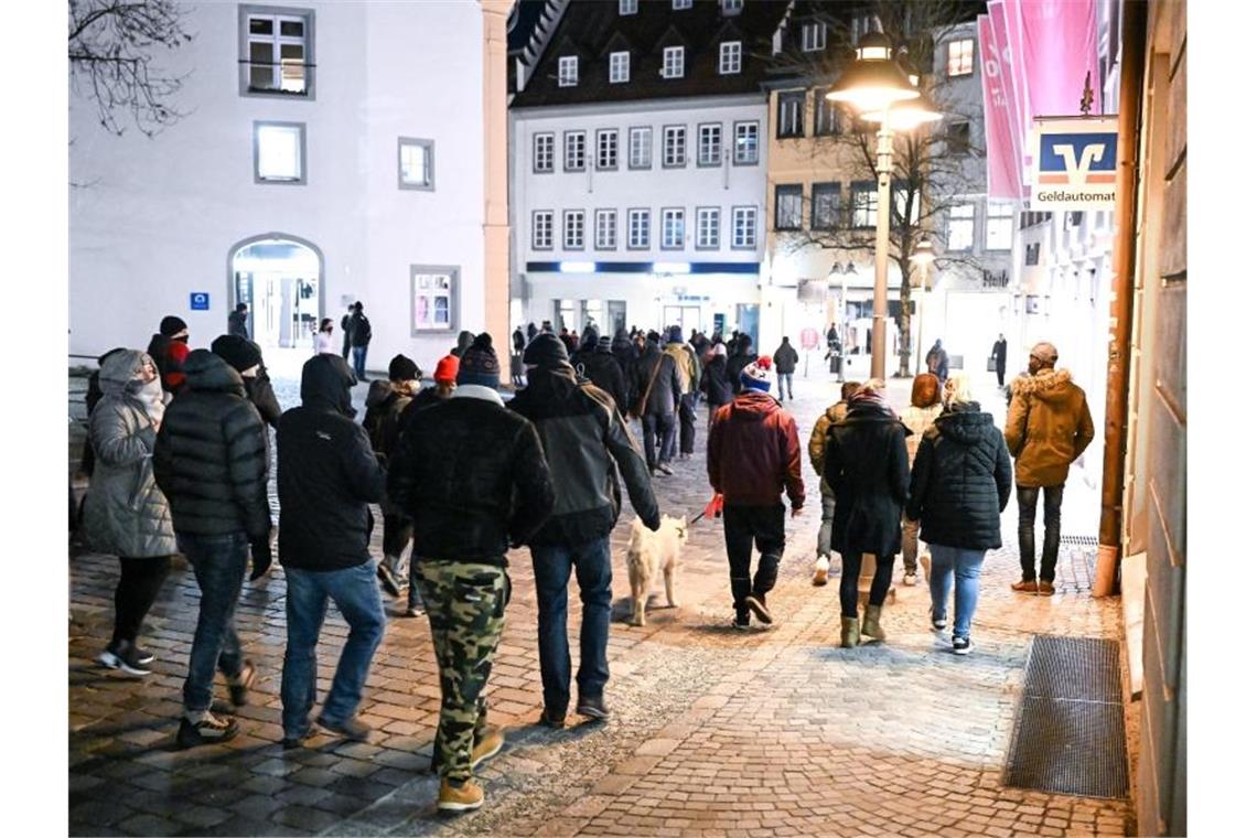 Kritiker der Coronapolitik gehen durch die Innenstadt von Ravensburg. Die Polizei geht von rund 1500 Demonstranten aus. Foto: Felix Kästle/dpa