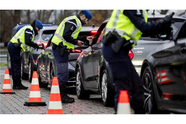 Kritischer Blick in die Autos: Kontrollen an der niederländischen Grenze.