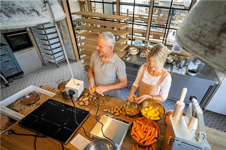 Küche oder Backstube? Das ist auf den ersten Blick bei Martin und Sabine Mildenberger nicht zu erkennen. Einen Tag dauern die Vorbereitungen an. Foto: Alexander Becher