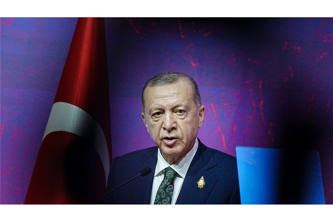 Kündigte erst kürzlich an, die Wahlen seien nun seien letzten - laut Beobachtern der Versuch, AKP-Wähler emotional zu gewinnen: Recep Tayyip Erdogan.