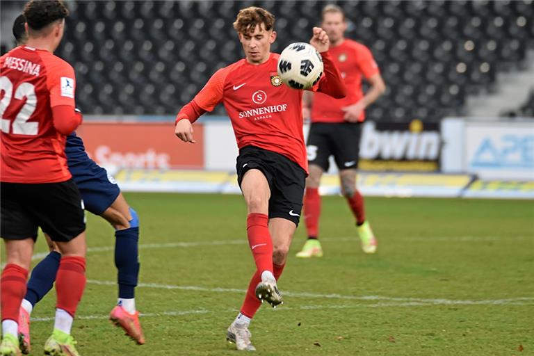 Künftig nicht mehr für Großaspach am Ball: Vincent Sadler, der zum benachbarten Ligarivalen nach Backnang wechselt. Foto: Tobias Sellmaier