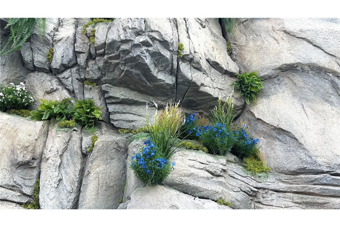 Künstliche Felsen und Blumen sollen für das alpine Gefühl an der Bahn sorgen.