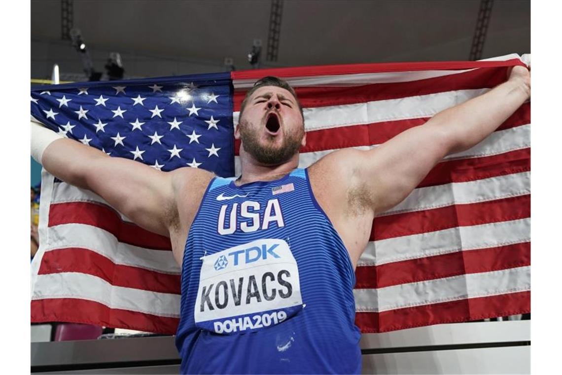 Klosterhalfen holt WM-Bronze - Mihambo fliegt ins Finale Kugelstoßer Joe Kovacs jubelt mit der US-Flagge über seinen Sieg bei der Leichtathletik-WM. Foto: David J. Phillip/AP/dpa