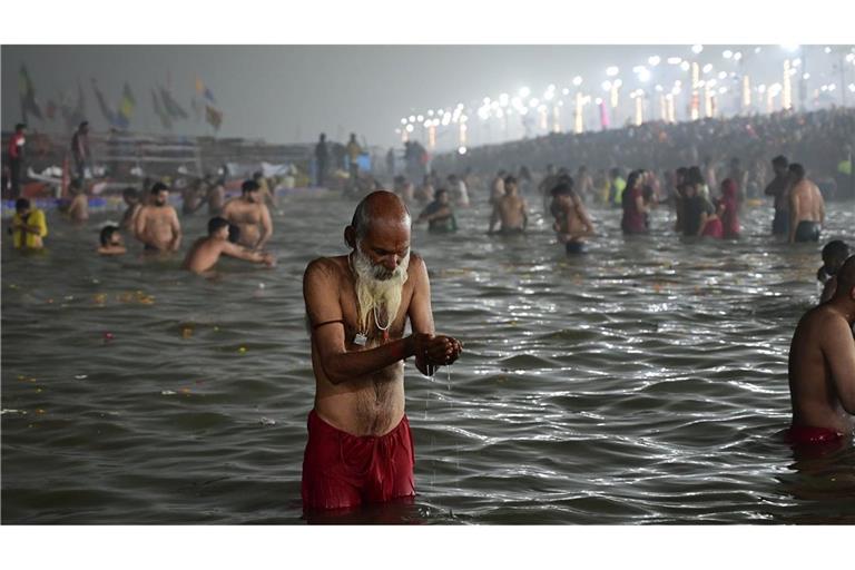 Kumbh Mela gilt als größtes religiöses Fest der Welt. Viele Pilger gingen viele Wochen lang zu Fuß, um den diesjährigen Austragungsort im Bundesstaat Uttar Pradesh zu erreichen.