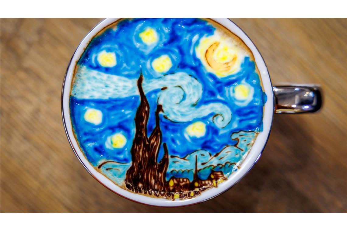 Kunst im Kaffee: Der Milchschaum verwandelt sich in ein berühmtes Werk des Malers Vincent van Gogh.