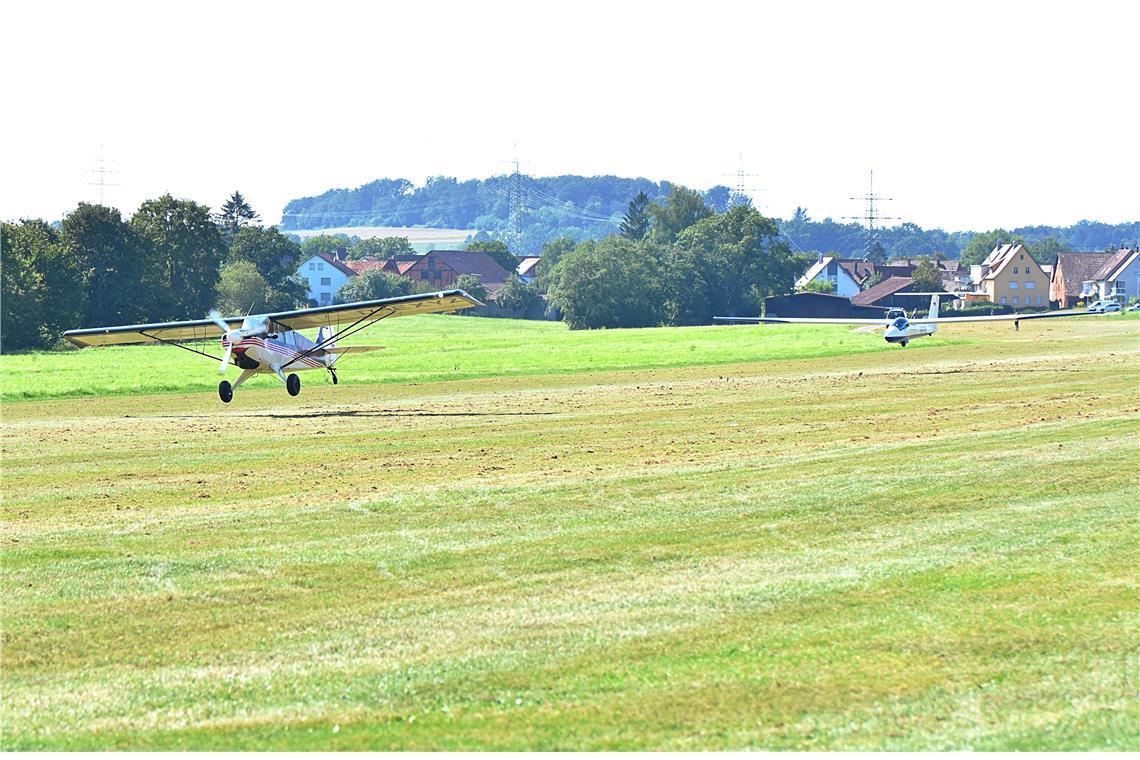 Kunstflugeinlage des Segelfliegers: Um das  Segelflugzeug Pilatus B4 in die Luft...