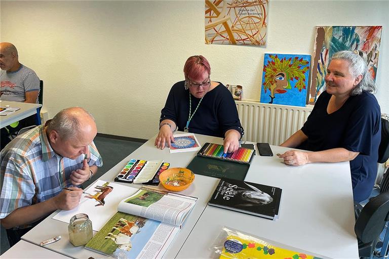 Kunsttherapeutin Anja Kuzaj (rechts) unterstützt die Kunstgruppe. Foto: Paulinenpflege Backnang