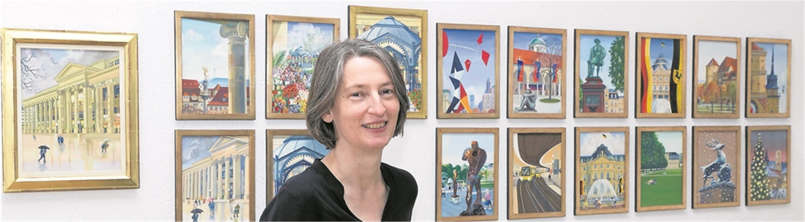 Kuratorin Gabriele Rösch vor den Bildern der Ausstellung, in denen Thomas F. Naegele Szenerien aus der Landeshauptstadt Stuttgart eingefangen hat. Fotos: J. Fiedler