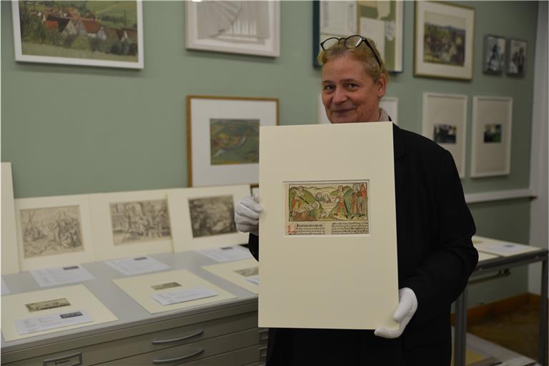 Kuratorin Simone Scholten mit dem Holzschnitt „Das Martyrium der Heiligen Nazarius und Celsus“. Foto: Ingrid Knack