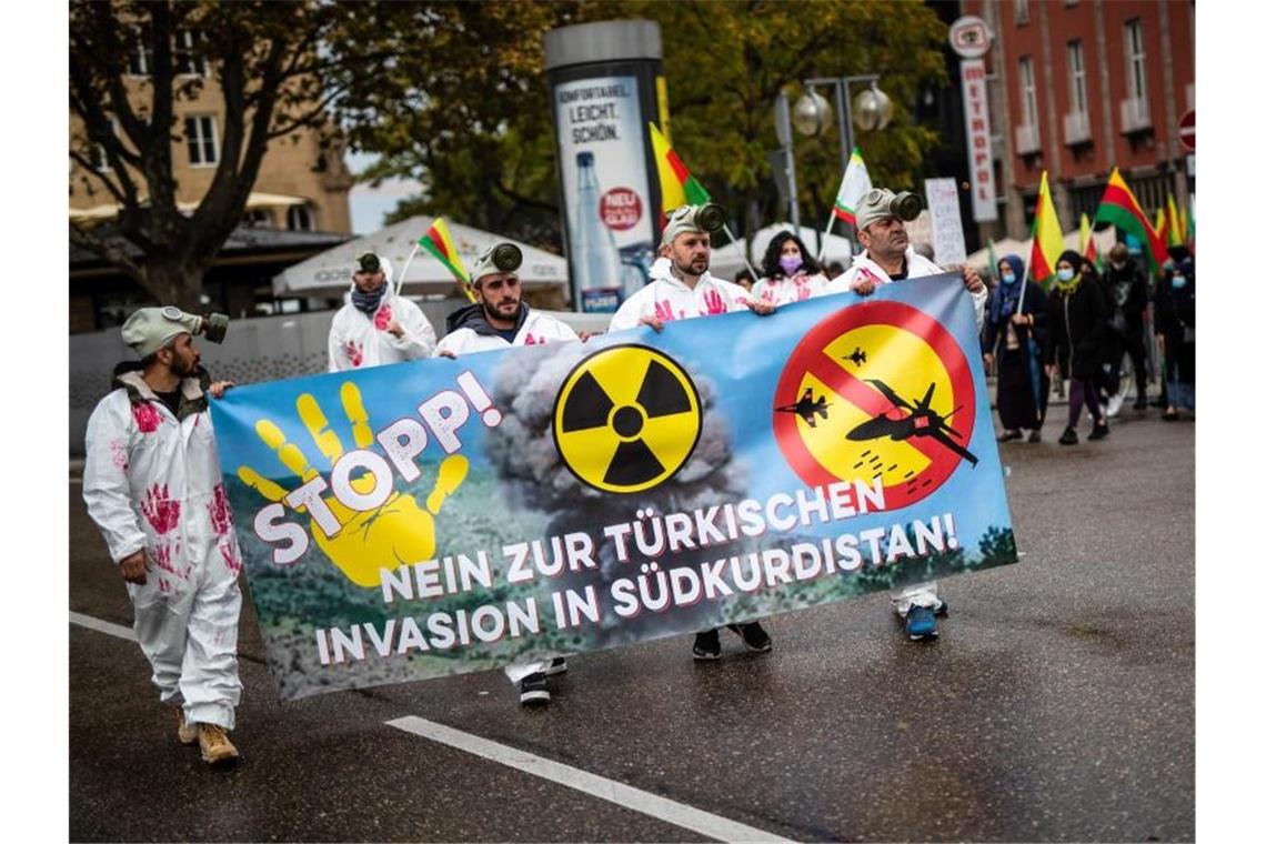 Kurdische Anhänger laufen bei einer Demonstration durch die Stuttgarter Innenstadt. Foto: Christoph Schmidt/dpa