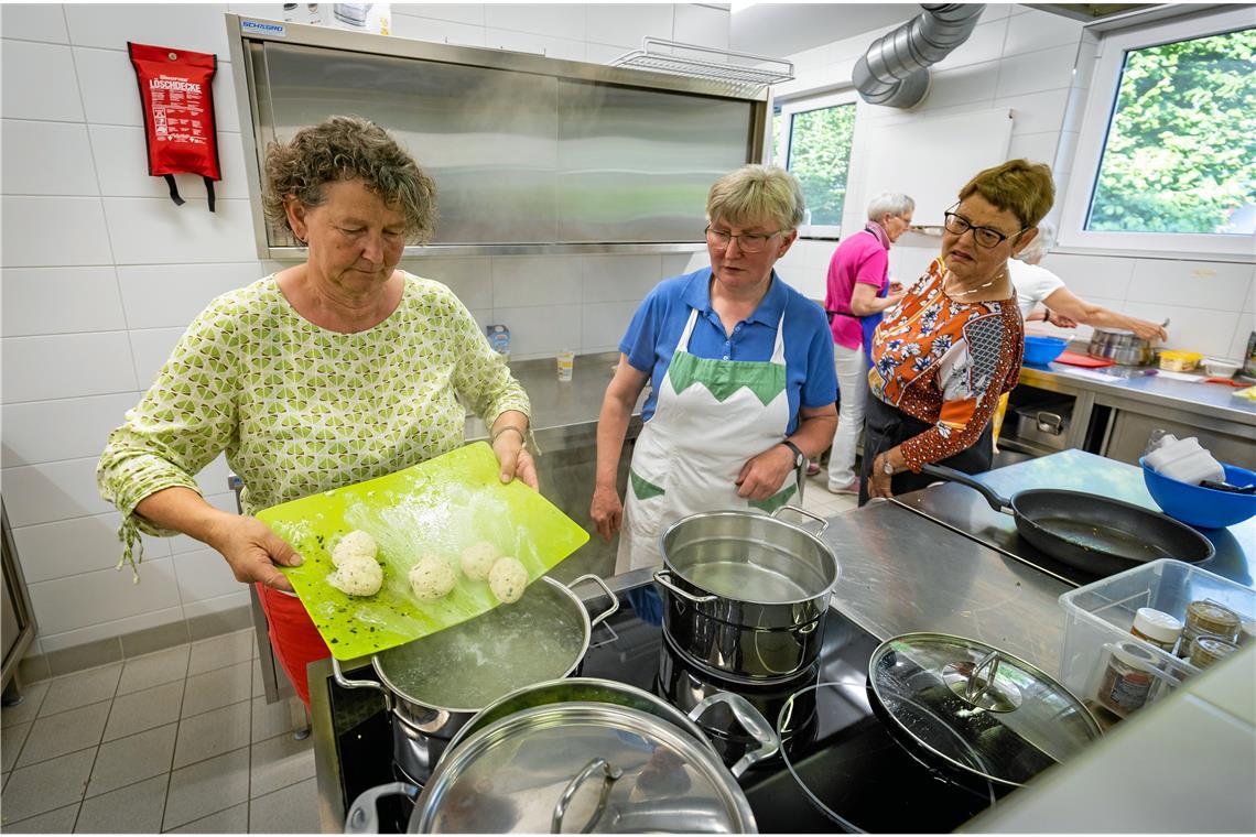 Kursleiterin Gerda Lober (links) zeigt den Landfrauen Rezepte, Tipps und Tricks zu Kloß und Klößchen. Fotos: Alexander Becher