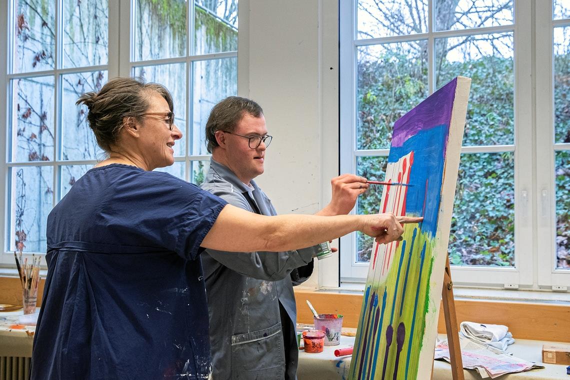 „Groß – Wild – Bunt – Integrativ“ Kursleiterin Tanja Niederfeld aus Reutlingen gibt den Kursteilnehmern (im Foto Steffen Leonhardt) keine Themen vor. Foto: J. Fiedler