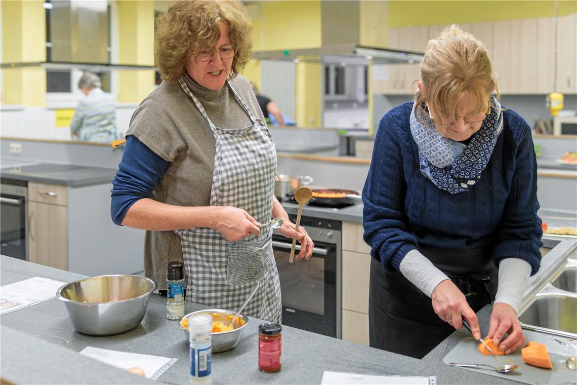 Kursteilnehmerinnen Ulrike Hübl (links) und Christel Vogt freuen sich, an dem Kurs teilnehmen zu können. Foto: Stefan Bossow