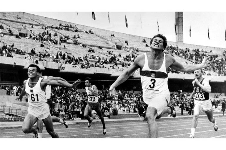 Kurt Bendlin läuft beim olympischen Zehnkampf 1968 über die Ziellinie.