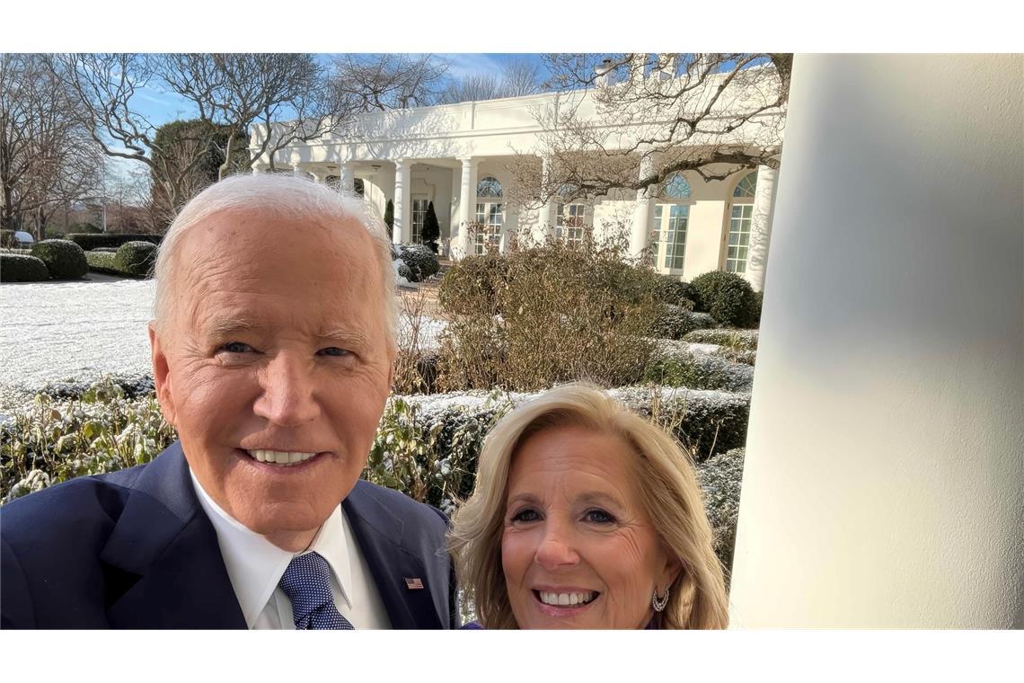 Kurz bevor sie das Weiße Haus in Washington verließen: Joe und Jill Biden machen ein Selfie.