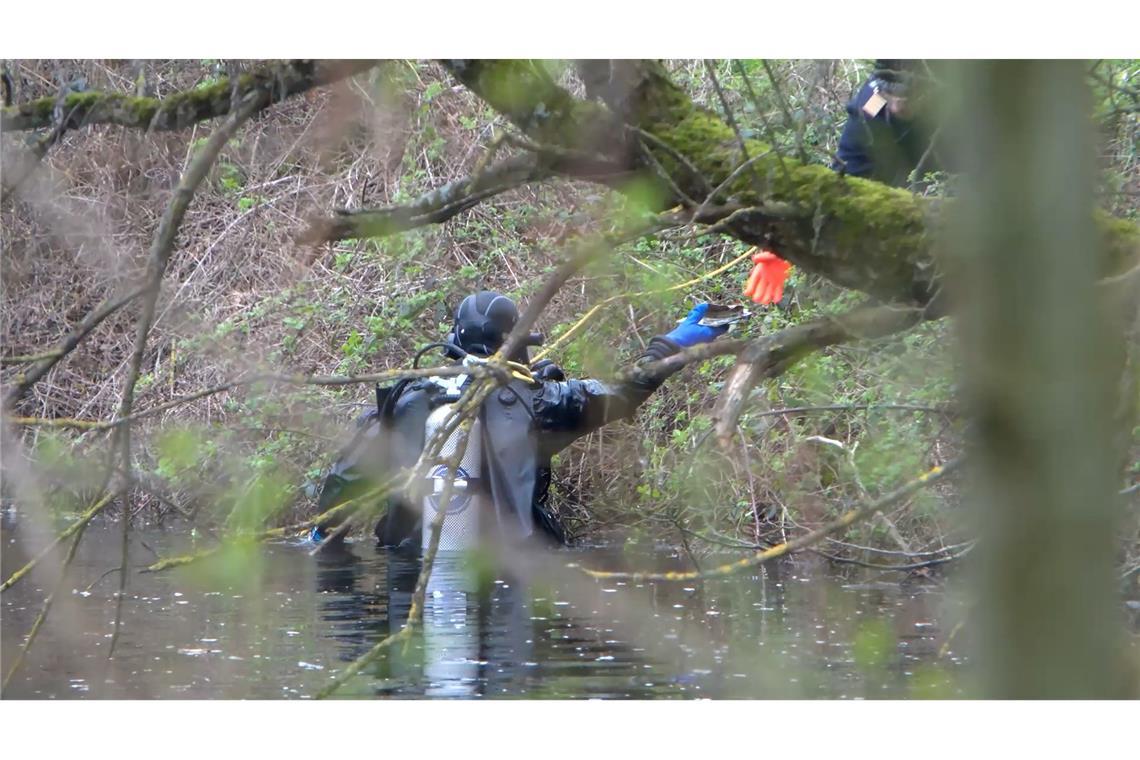 Kurz nach der Leiche der Mutter des Babys wurde die Leiche der Großmutter in einem Teich in der Nähe von Karlsruhe entdeckt. (Archivbild)