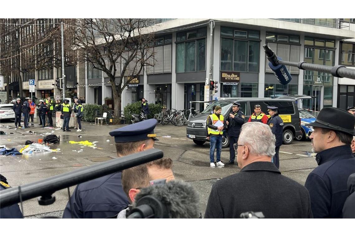 Kurz nach der Tat sind die Politiker vor Ort.