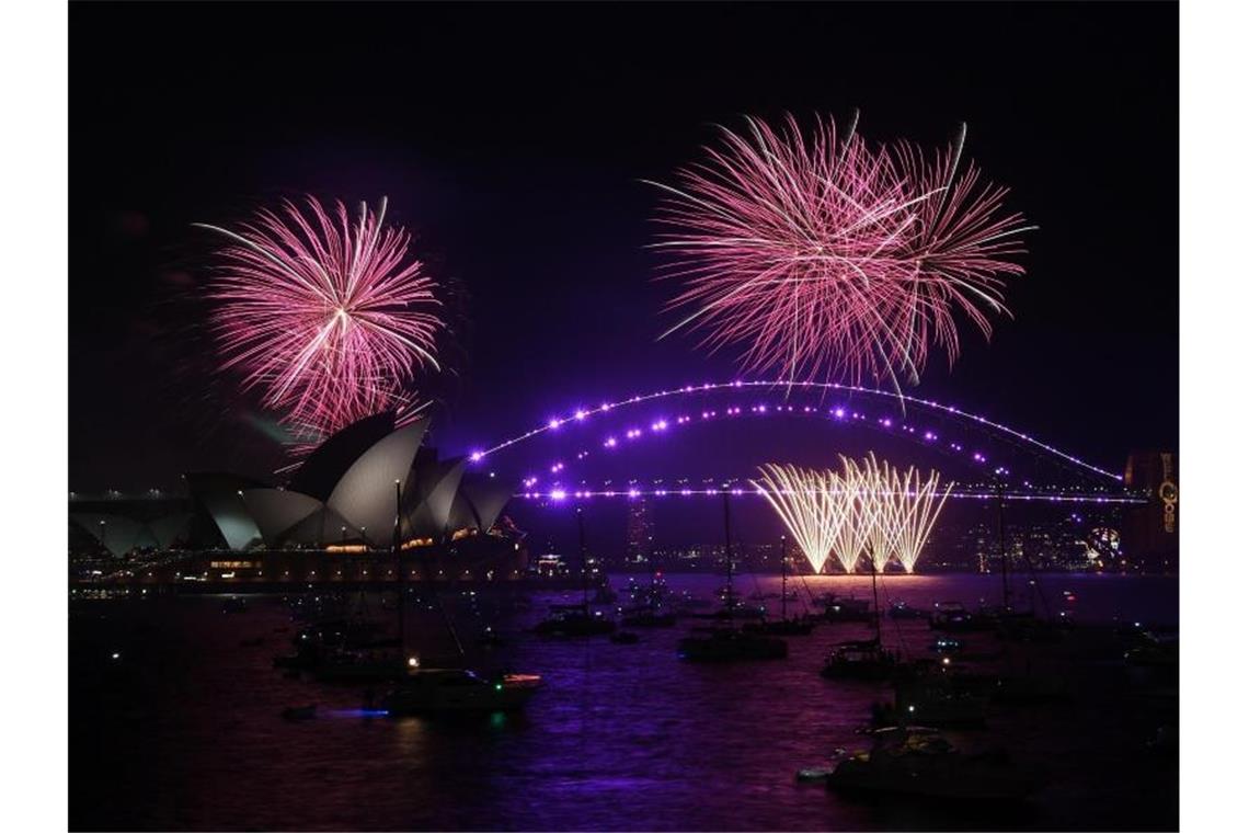 Das neue Jahr startet erneut eher ruhig - Milde Temperaturen Kurz nach Mitternacht wird an der Londoner Millennium Bridge, die über die Themse führt, Pyrotechnik gezündet. Foto: Matt Dunham/AP/dpa