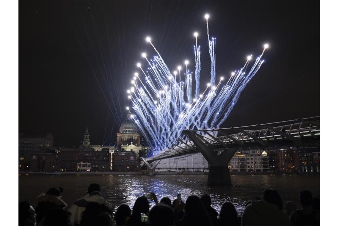 Das neue Jahr startet erneut eher ruhig - Milde Temperaturen Kurz nach Mitternacht wird an der Londoner Millennium Bridge, die über die Themse führt, Pyrotechnik gezündet. Foto: Matt Dunham/AP/dpa