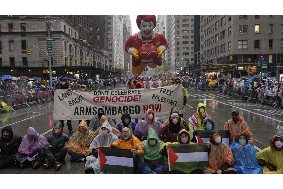 Kurz unterbrochen wurde die Parade von einer propalästinensischen Demonstration auf der 6th Avenue.