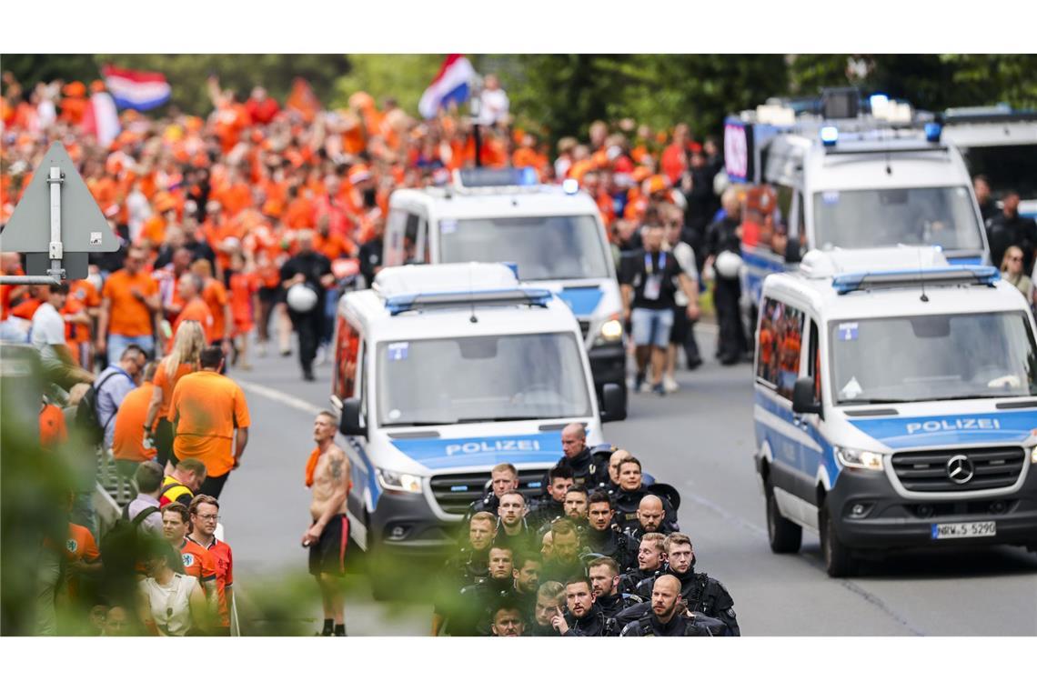 Kurz vor dem EM-Halbfinalspiel zwischen England und den Niederlanden ist es in der Dortmunder Innenstadt zu Auseinandersetzungen zwischen den Fans gekommen.