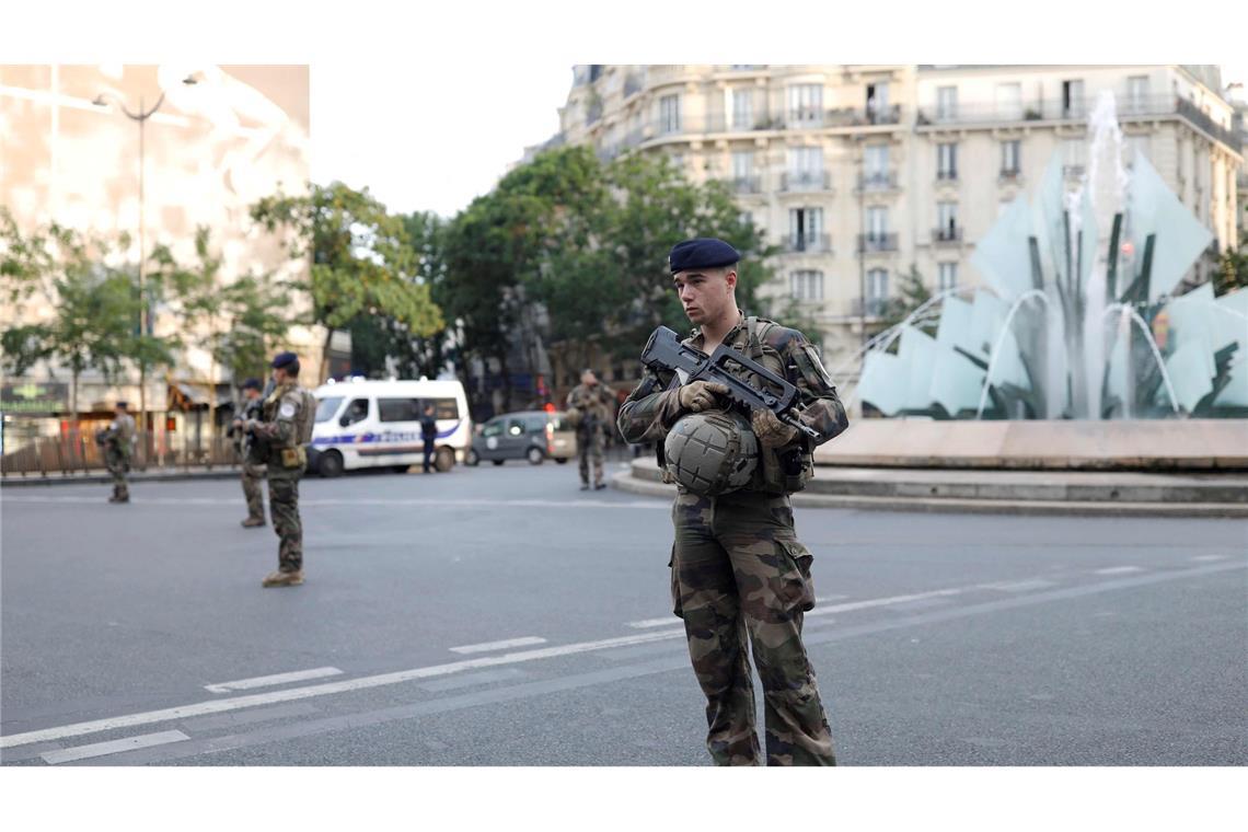 Kurz vor den Olympischen Spielen in Paris befinden sich viele Militärkräfte in der Stadt, die nach dem Unfall die Umgebung absichern.