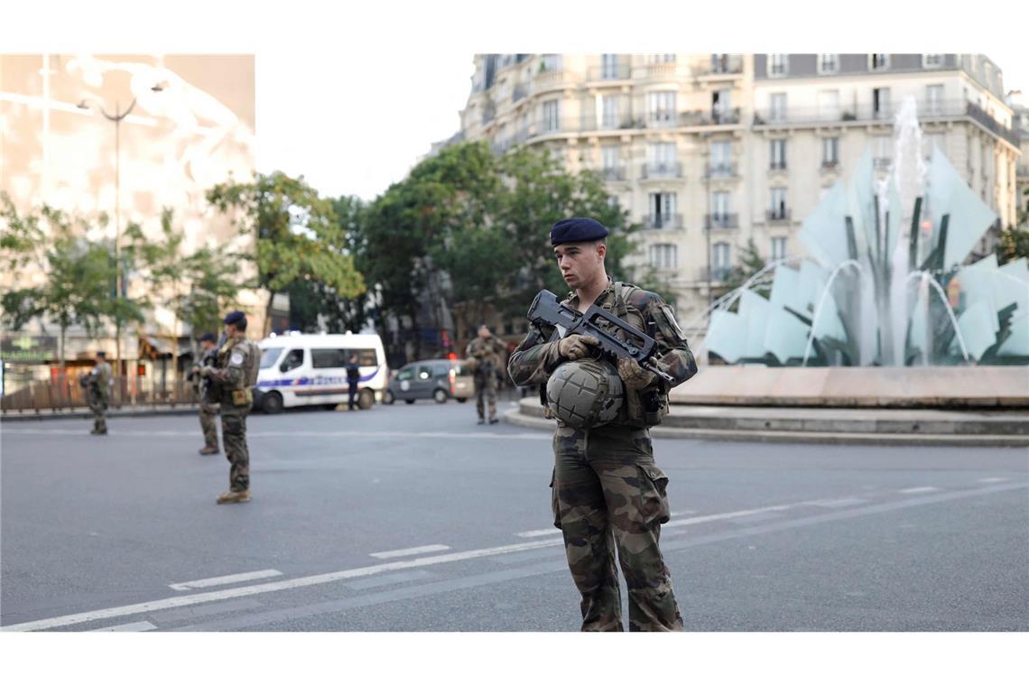 Kurz vor den Olympischen Spielen in Paris befinden sich viele Militärkräfte in der Stadt, die nach dem Unfall die Umgebung absichern.