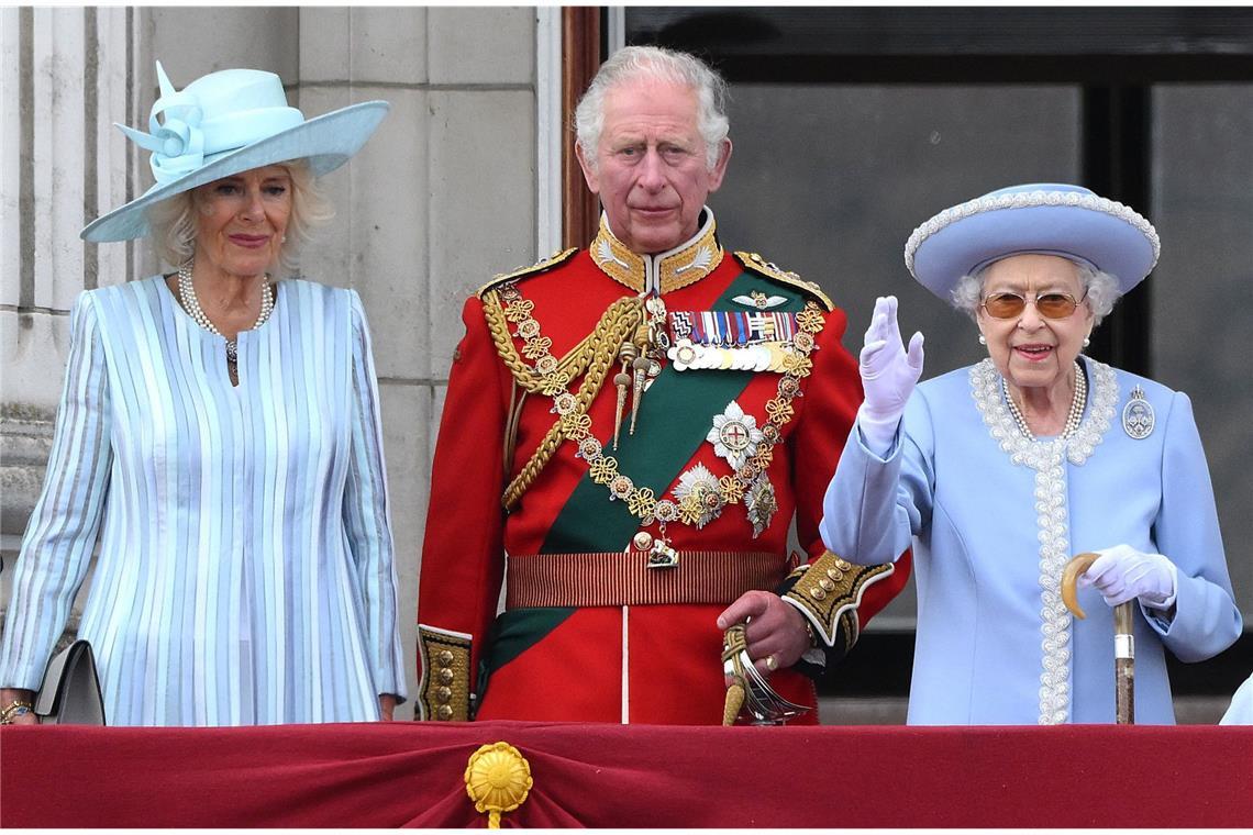 Kurz vor ihrem Tod verfügte die Queen, dass Camilla den Ehrentitel „Queen Consort“ tragen soll, wenn Charles  den Thron besteigt.