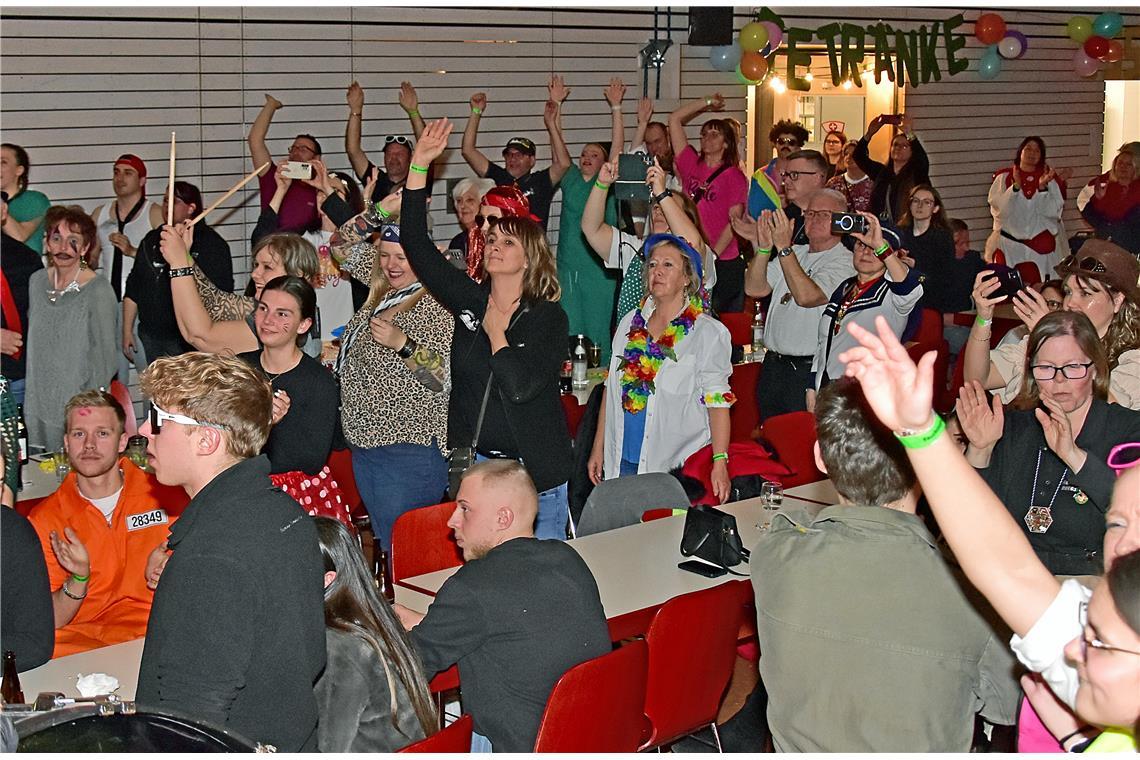 Kurz vor Partyende ist die Stimmung auf dem Siedepunkt. Faschingsverein Burgstet...