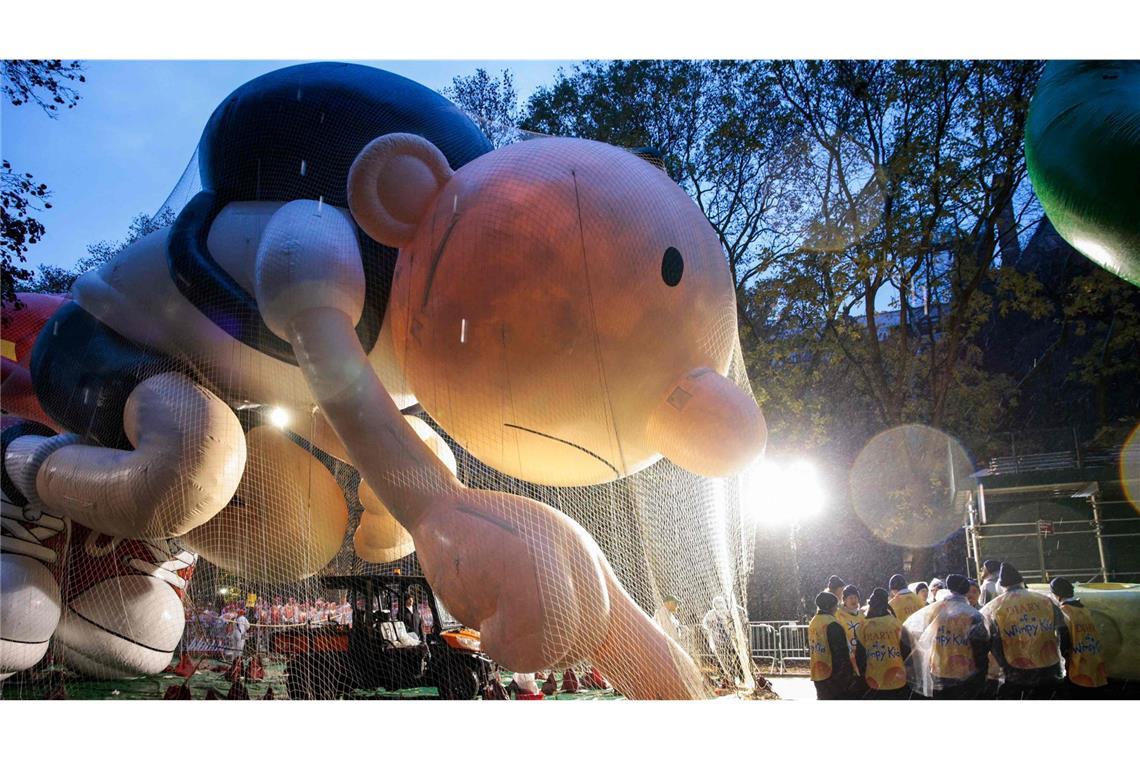 Kurz vor Start der Thanksgiving Day Parade sind die Riesen-Ballons noch mit Netzen gesichert.