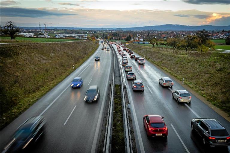 Kurz vor Waldrems endet der vierstreifige Ausbau der B14. Und das wird wohl noch einige Jahre lang so bleiben. Foto: Alexander Becher