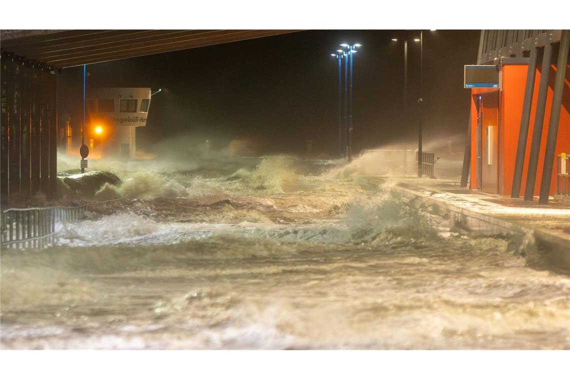 Kurzfristig erobert die Nordsee den Anleger eines Fährhafens.