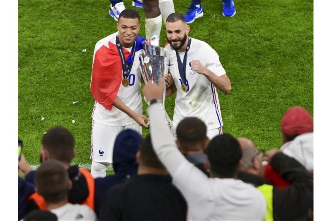 Mit Wut in den Konfettiregen: Benzemas unverhofftes Glück Kylian Mbappé (l) und Karim Benzema feiern den Gewinn der Nations League. Foto: Miguel Medina/Pool AFP via AP/dpa