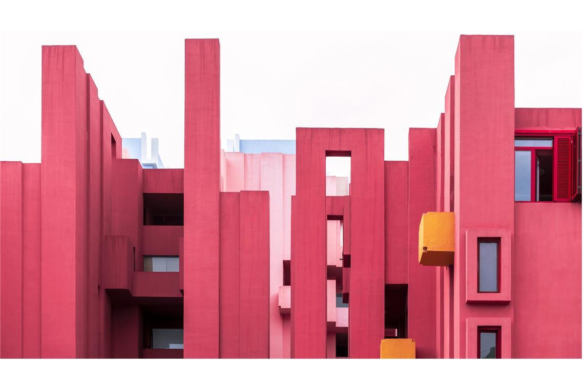 „La Muralla Roja“: 1973 in Calpe fertiggestellte Wohnanlage des  berühmten spanischen Architekten Ricardo Bofill.