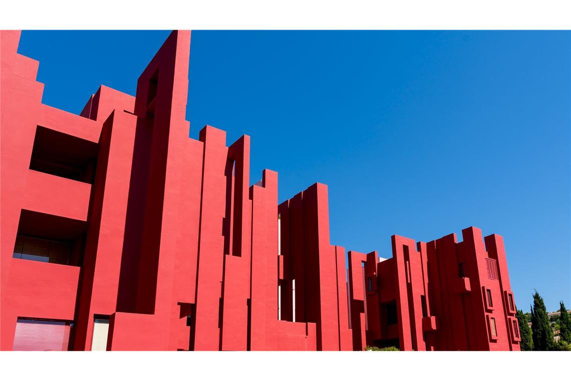 „La Muralla Roja“: 1973 in Calpe fertiggestellte Wohnanlage des  berühmten spanischen Architekten Ricardo Bofill.