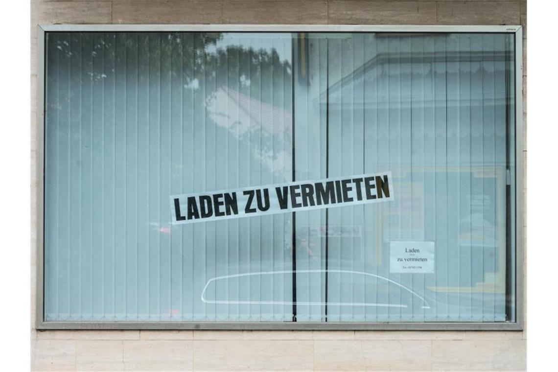 „Laden zu vermieten“ steht an einem Schaufenster. Foto: picture alliance/dpa/Symbolbild