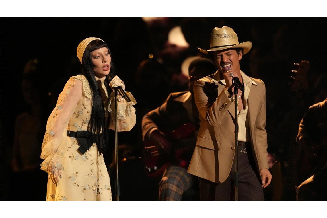 Lady Gaga und Bruno Mars erinnerten mit "California Dreamin'" an die Opfer der Waldbrände.