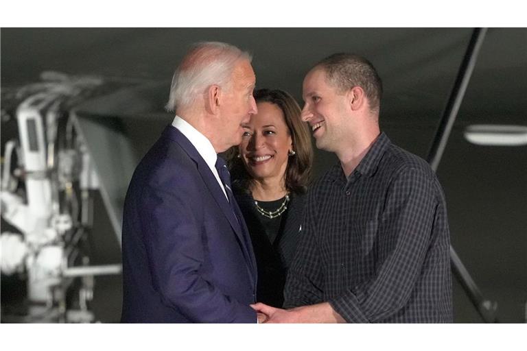 Lächelnd wird der freigelassene Reporter Evan Gershkovich von US-Präsident Joe Biden und Vizepräsidentin Kamala Harris auf der Andrews Air Force Base begrüßt.